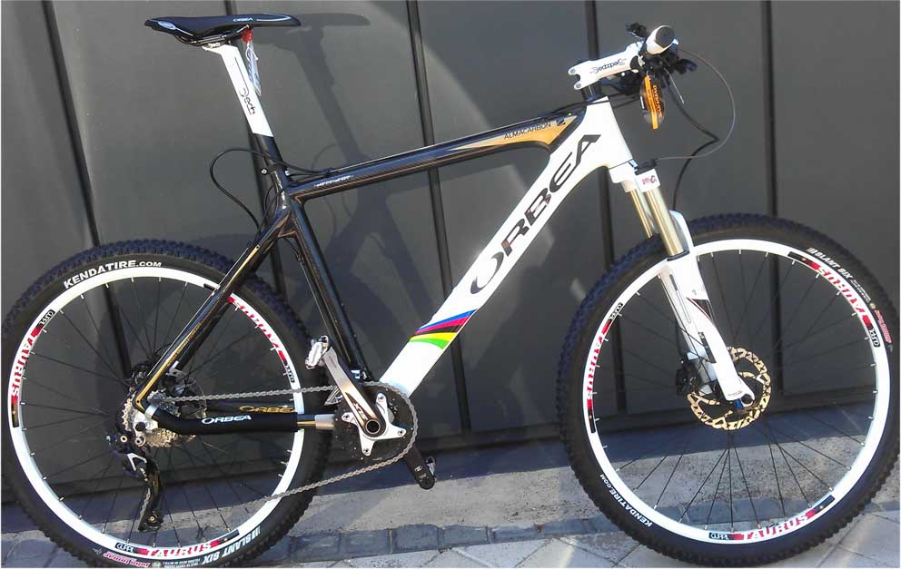 Bicicleta completa Orbea con cuadro Alma de carbono - Grupo Shimano SLX 10V, tija, potencia y manillar Deda blancos - OFERTA 2.200 €